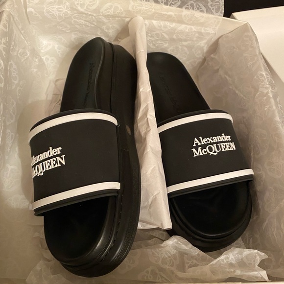 ALEXANDER MCQUEEN
LOGO PRINT SLIDE SANDALS - Picture 2 of 5